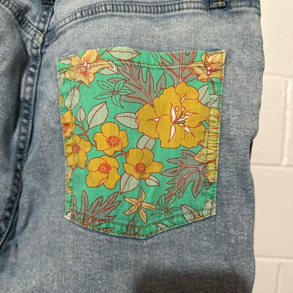 Wild Fable Light Wash Distressed Women’s Jeans, Size 12 - Picture 4 of 6